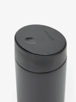 Fellow Carter Move Mug + Slide Lock 16oz - Black -Fine Household Products 88981 F FELLOW CARTER MOVE MUG 2B SLIDE LOCK 16OZ BLACK AW22 GOODHOOD 17683 scaled